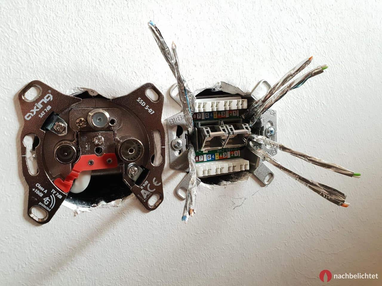 Netzwerk- und Antennendosen nebeneinander