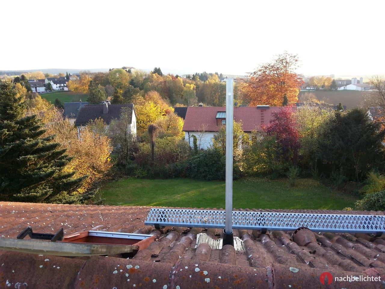 Erste Arbeiten: Montage des neuen Antennenmasts