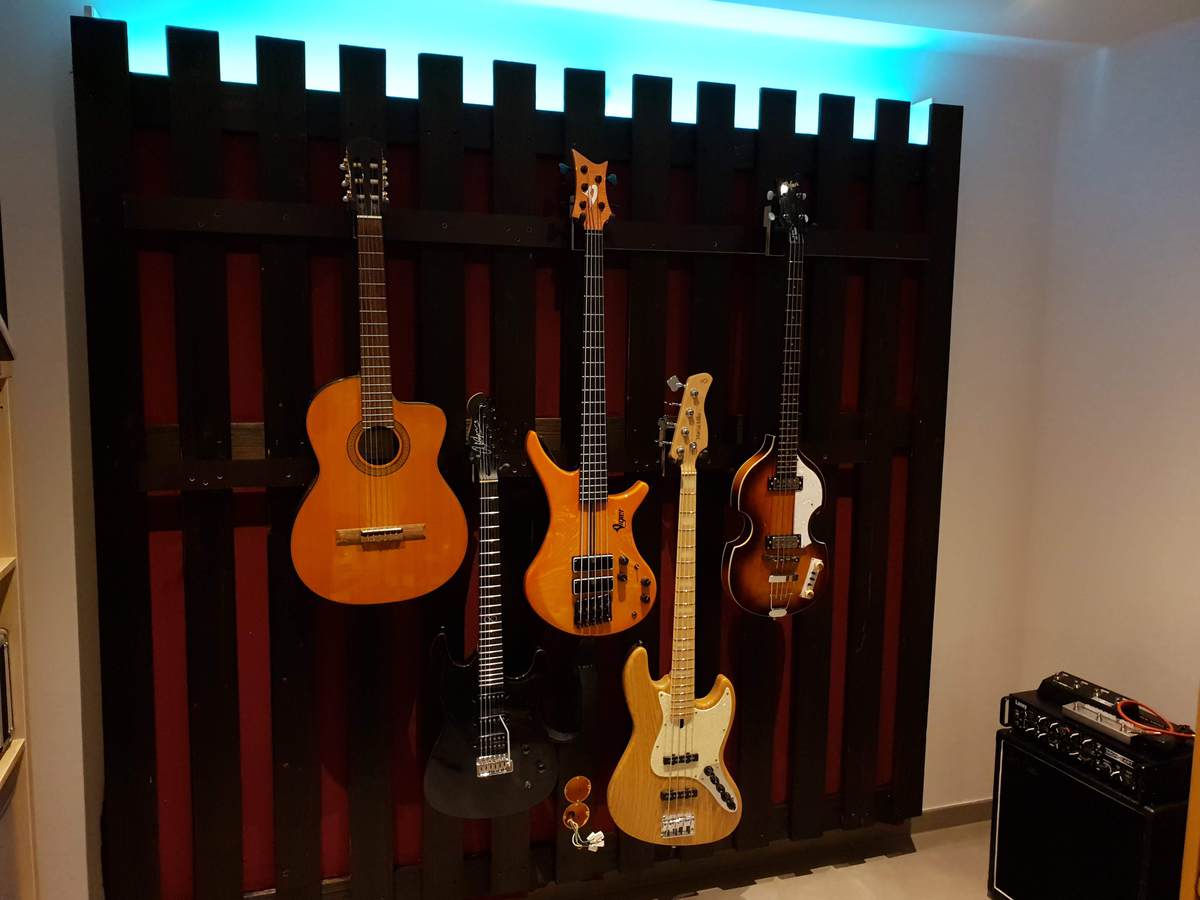 Shou Sugi Ban Gitarrenwand mit Absorber und French Cleat