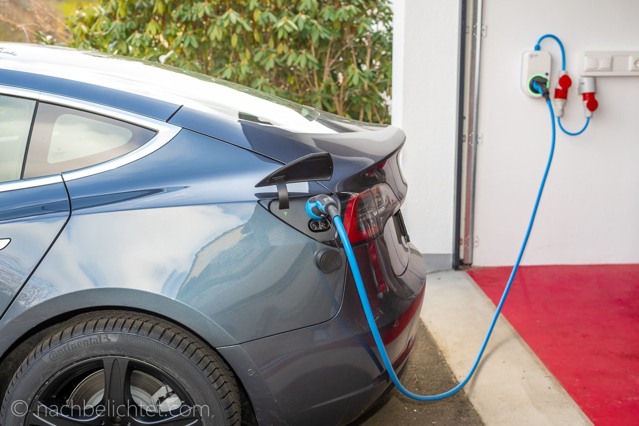 Tesla Model 3 Long Range wird am go-eCharger geladen