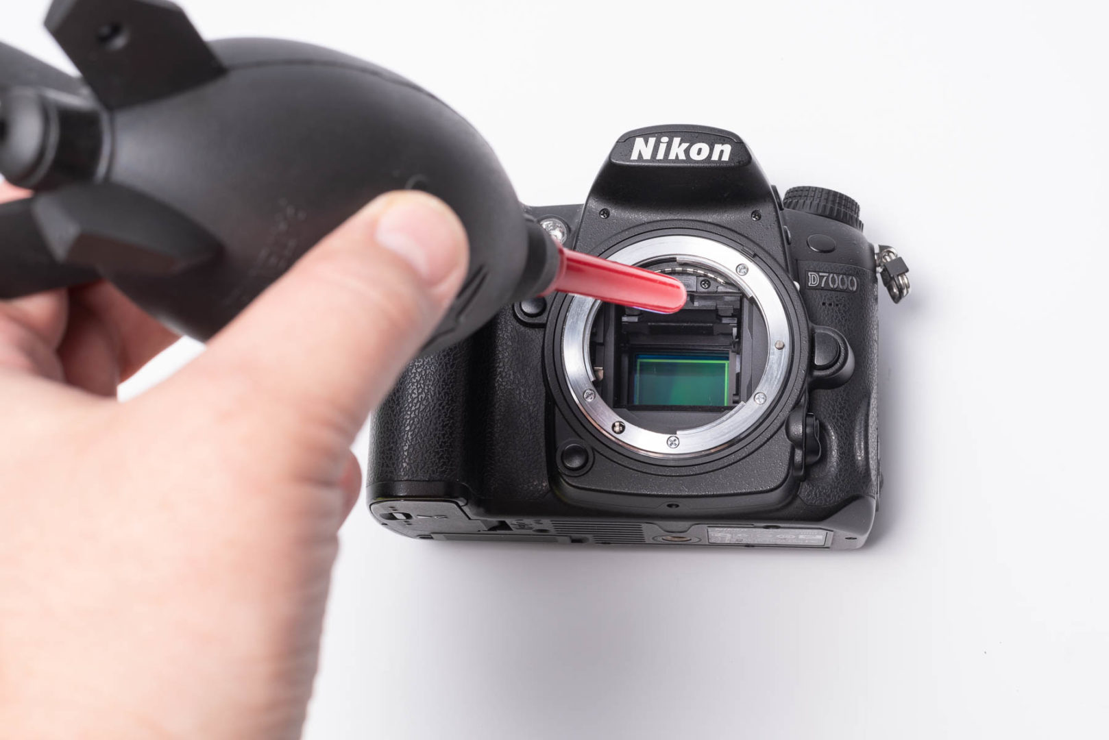 Häufig genügt ausblasen (die Kamera aber dabei nach unten halten!)