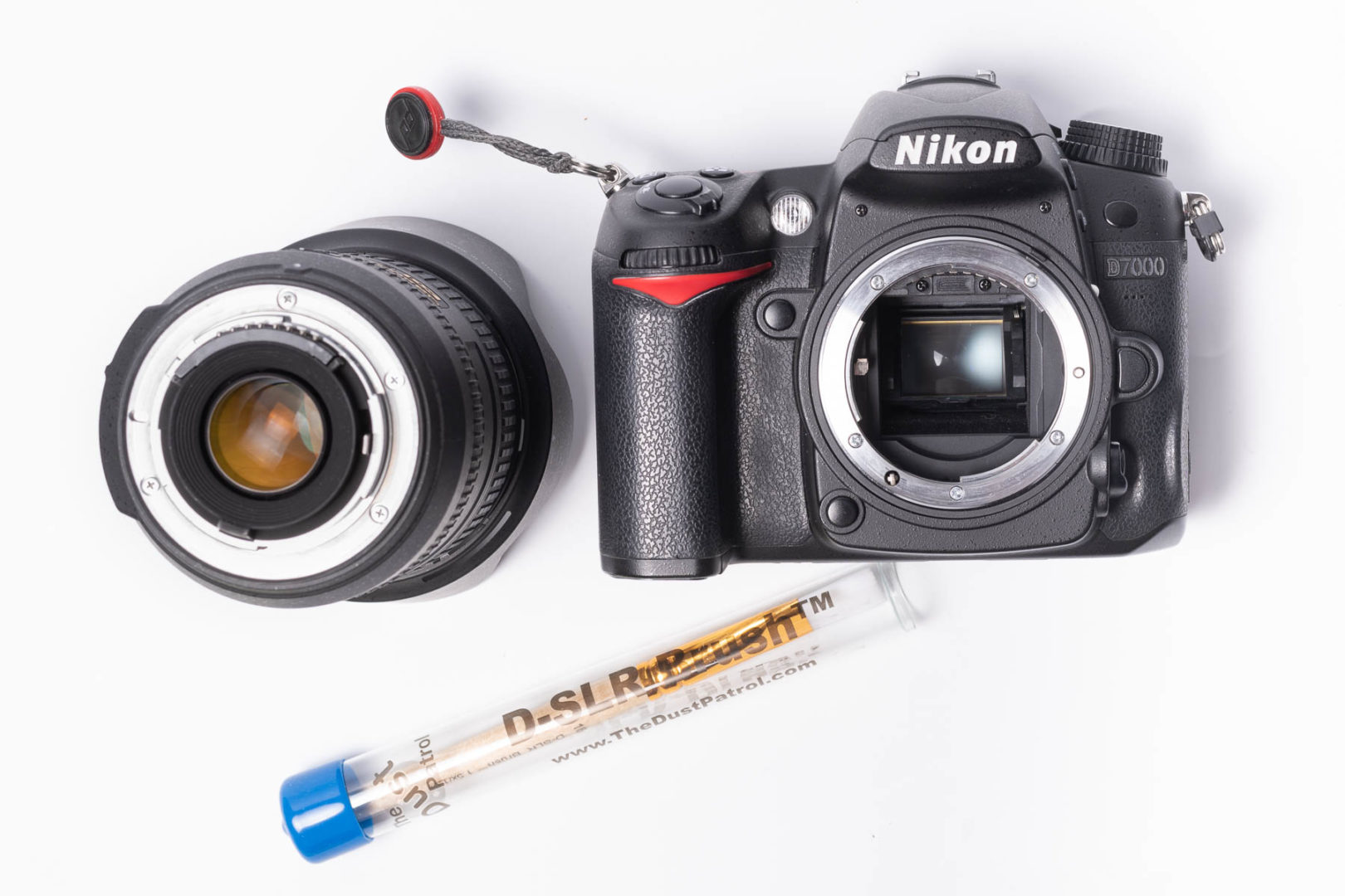 Objektiv-Anschlüsse der Kamera reinigen