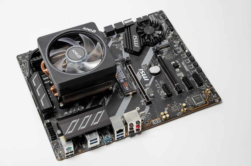Das MSI Mainboard mit dem Boxed-Lüfter