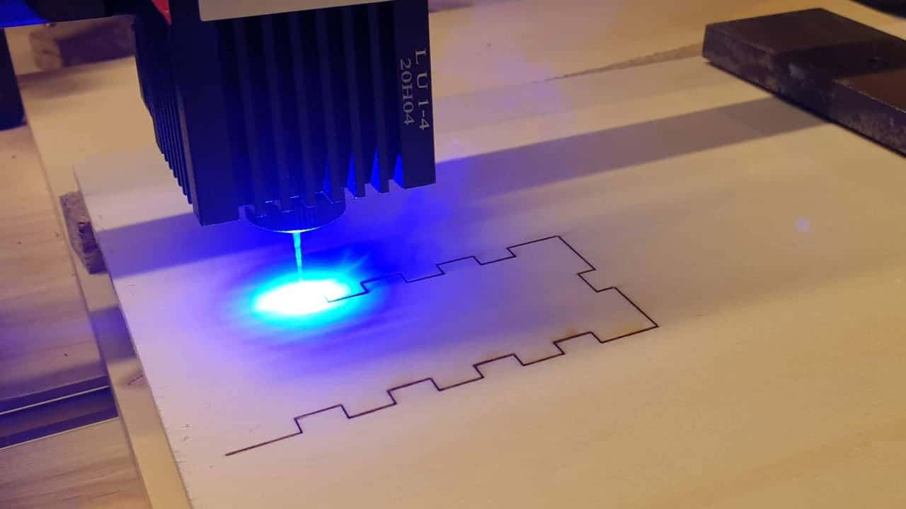 Neues vom Ortur Laser Master: Alu, Glas und Sperrholz