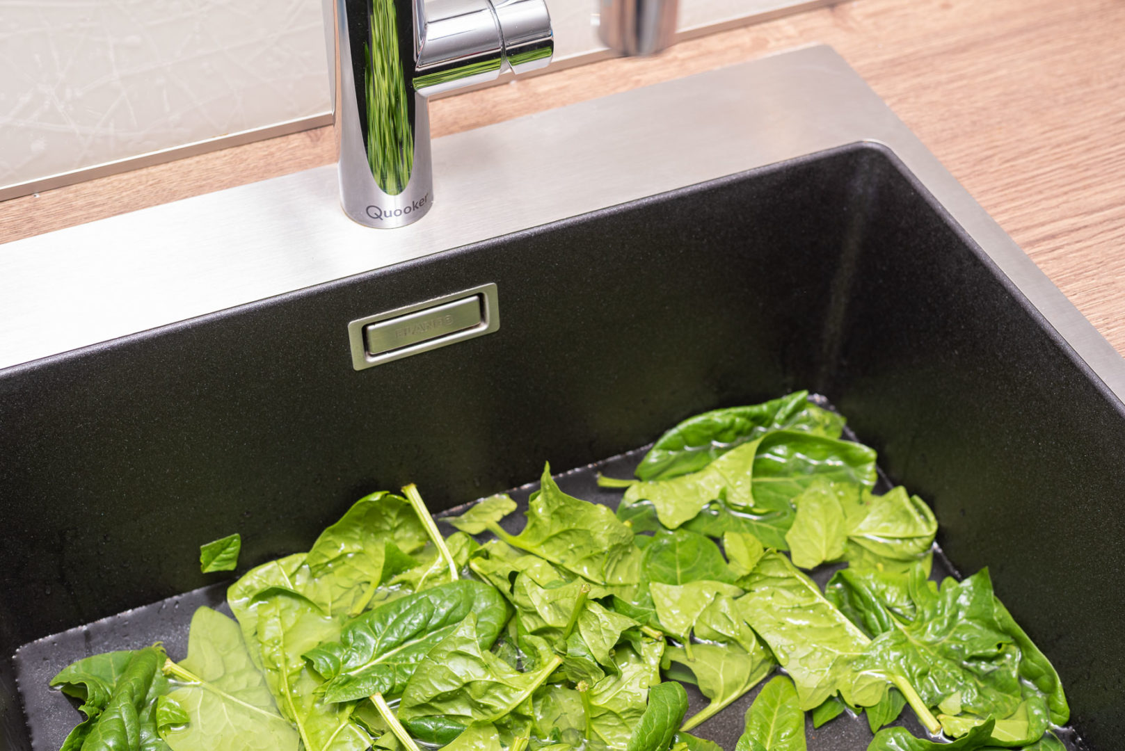 Spinat spülen und säubern