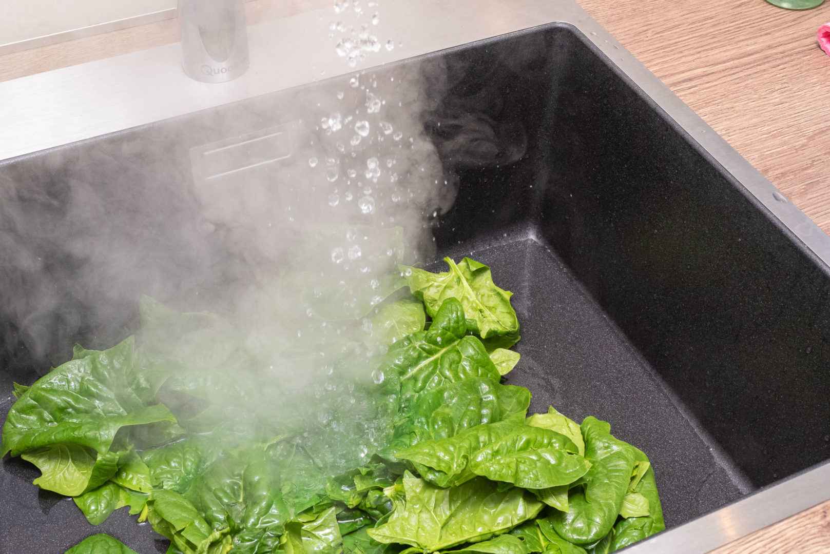 Spinat mit dem Quooker in der Spüle blanchieren.