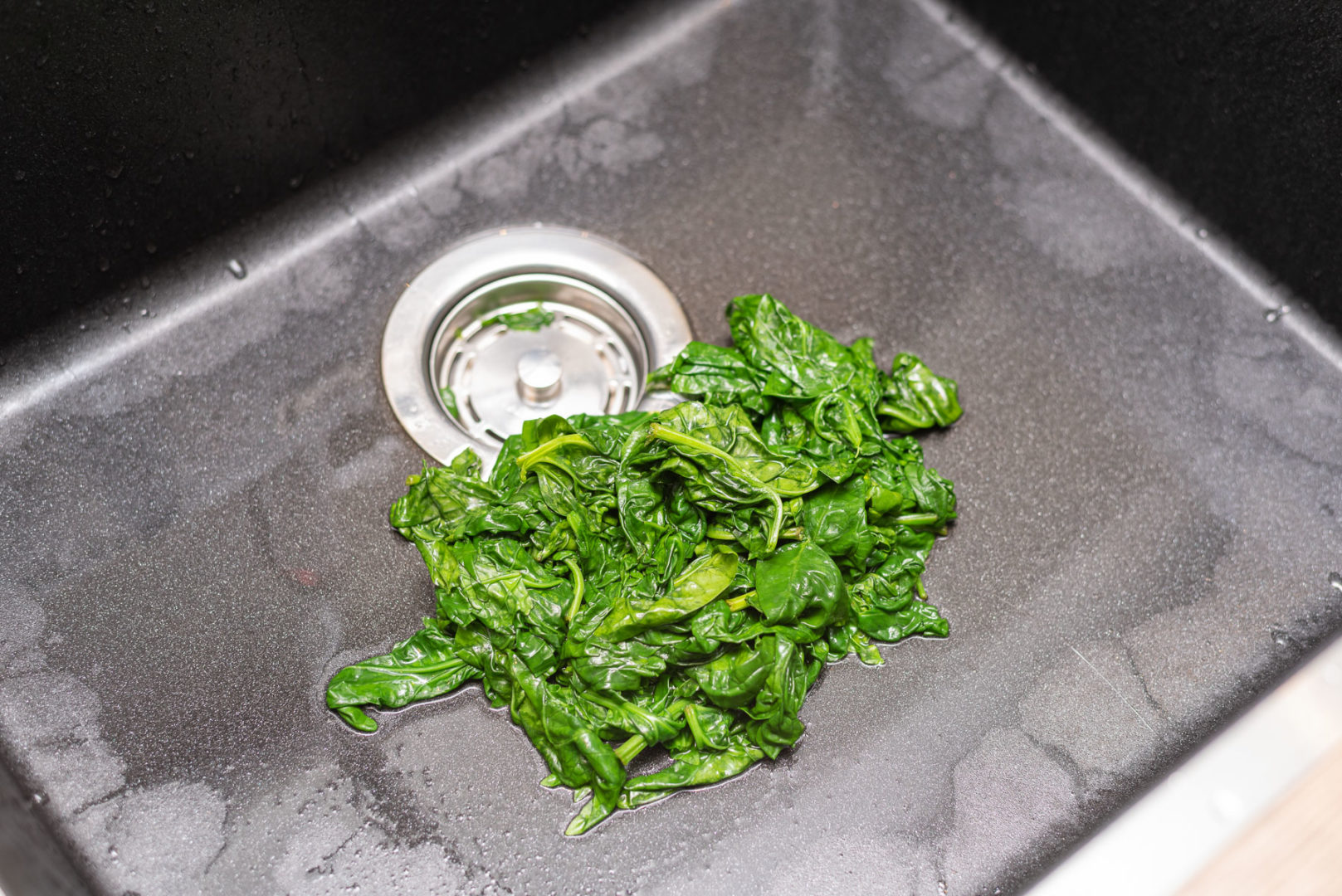 Nach einer Minute ist der Spinat fertig blanchiert