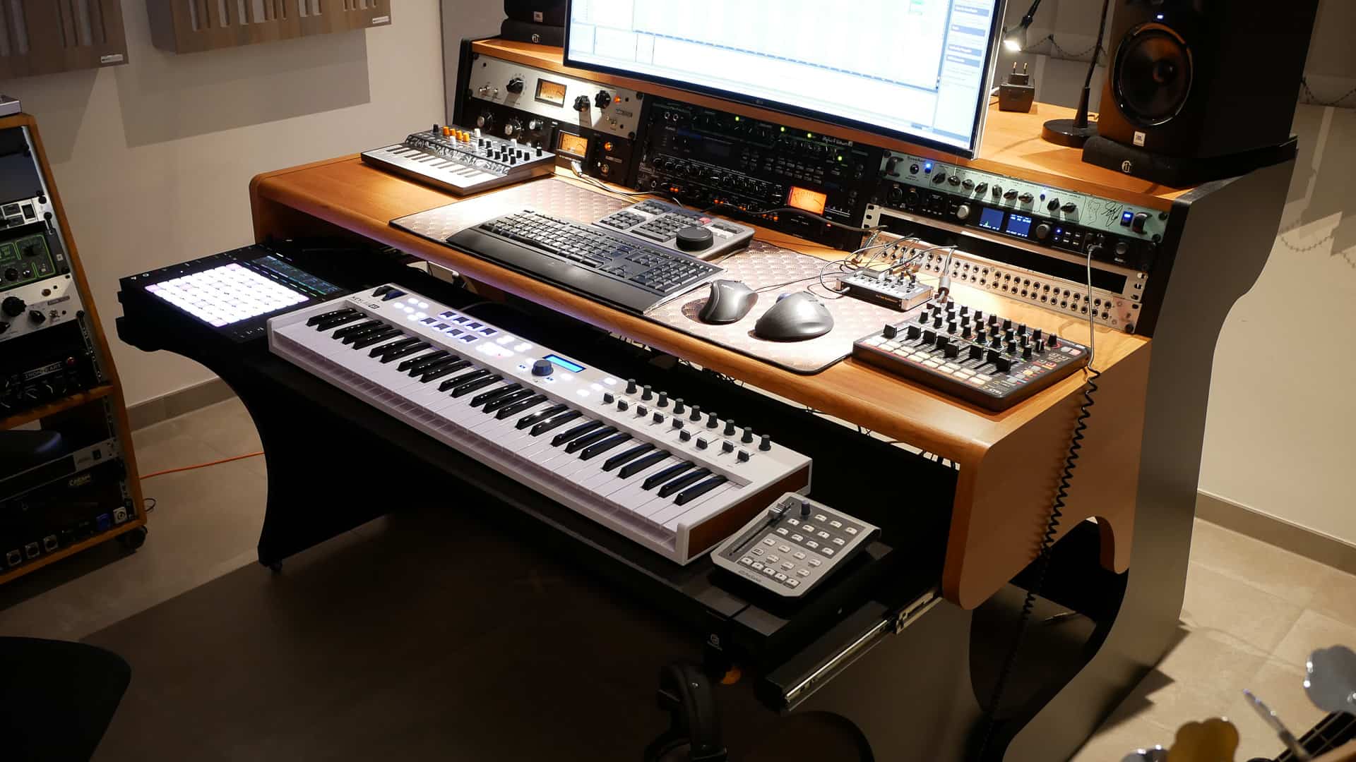 Zaor Miza 88 XL Flex – the perfect table for the studio