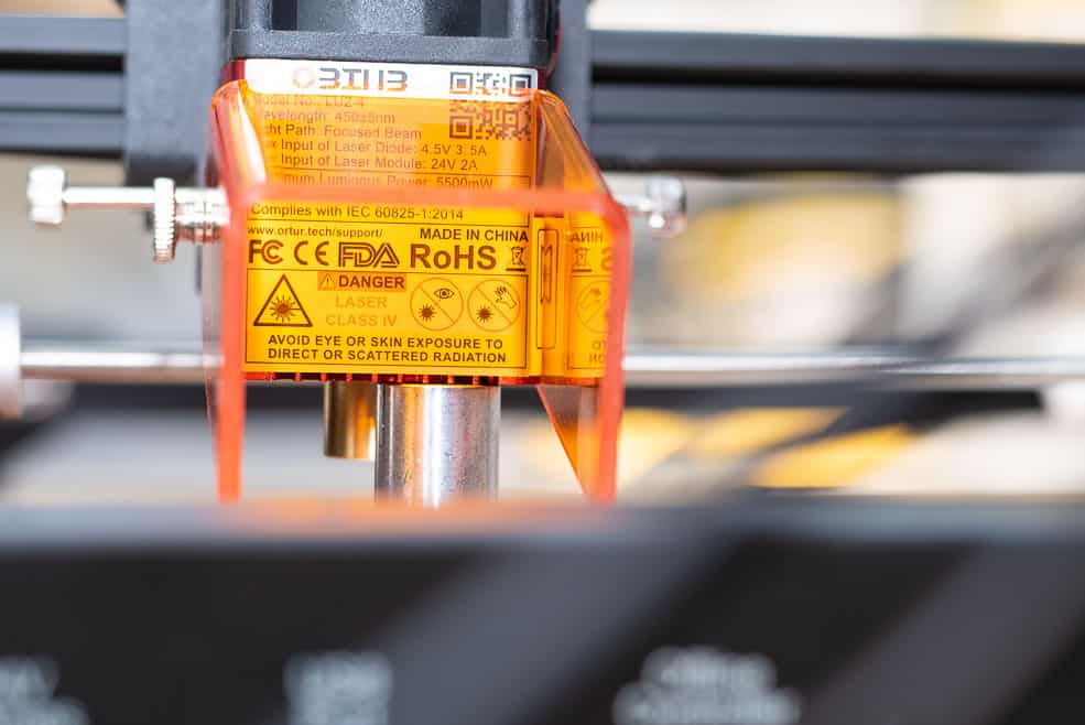 Der Abstandhalter zwischen Werkstück und Kühlkörper des Lasers