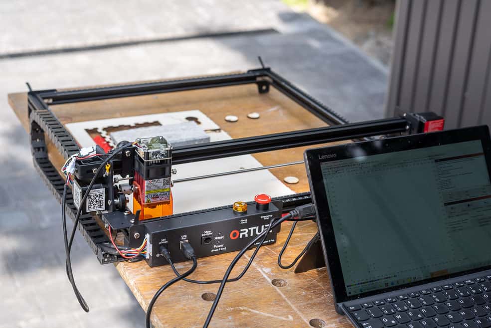 Der Ortur Laser Master 2 Pro ist ein Lasercutter mit einer Arbeitsfläche von 40 x 40 cm und einem leistungsfähigen Diodenlaser mit 5000 mW Leistung.