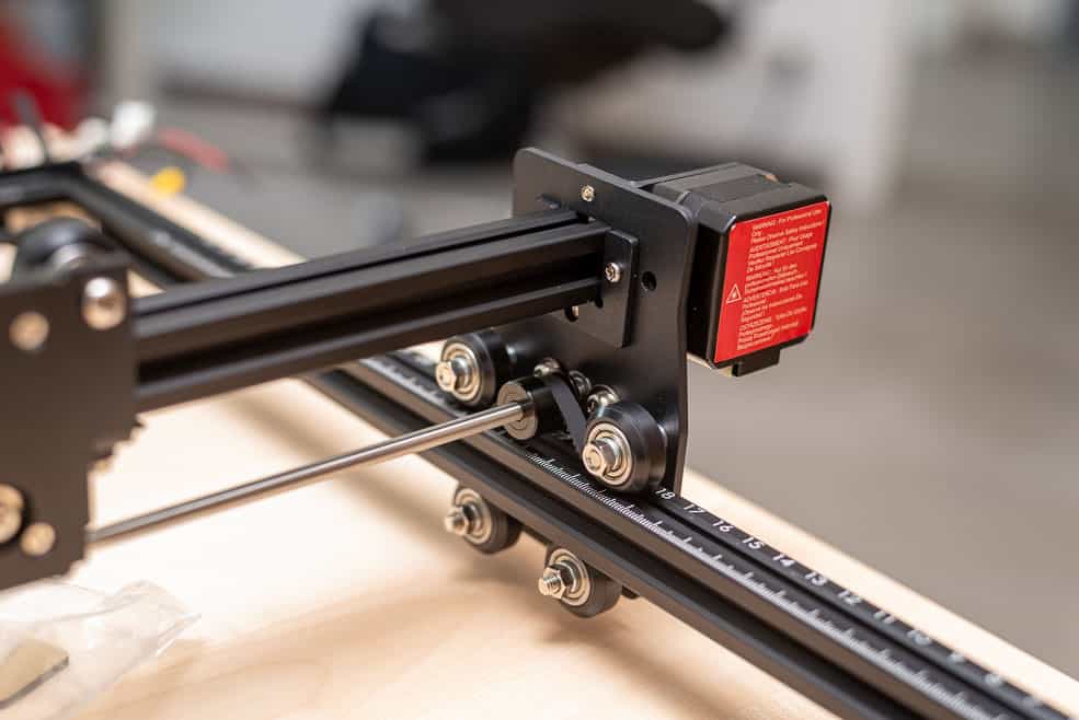 Die Führung der Y-Achse samt Zahnriemen