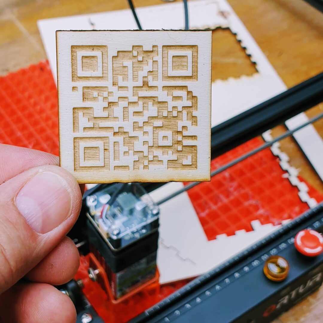 Ein QR-Code auf Sperrholz - könnt ihr ja mal testen ;-)